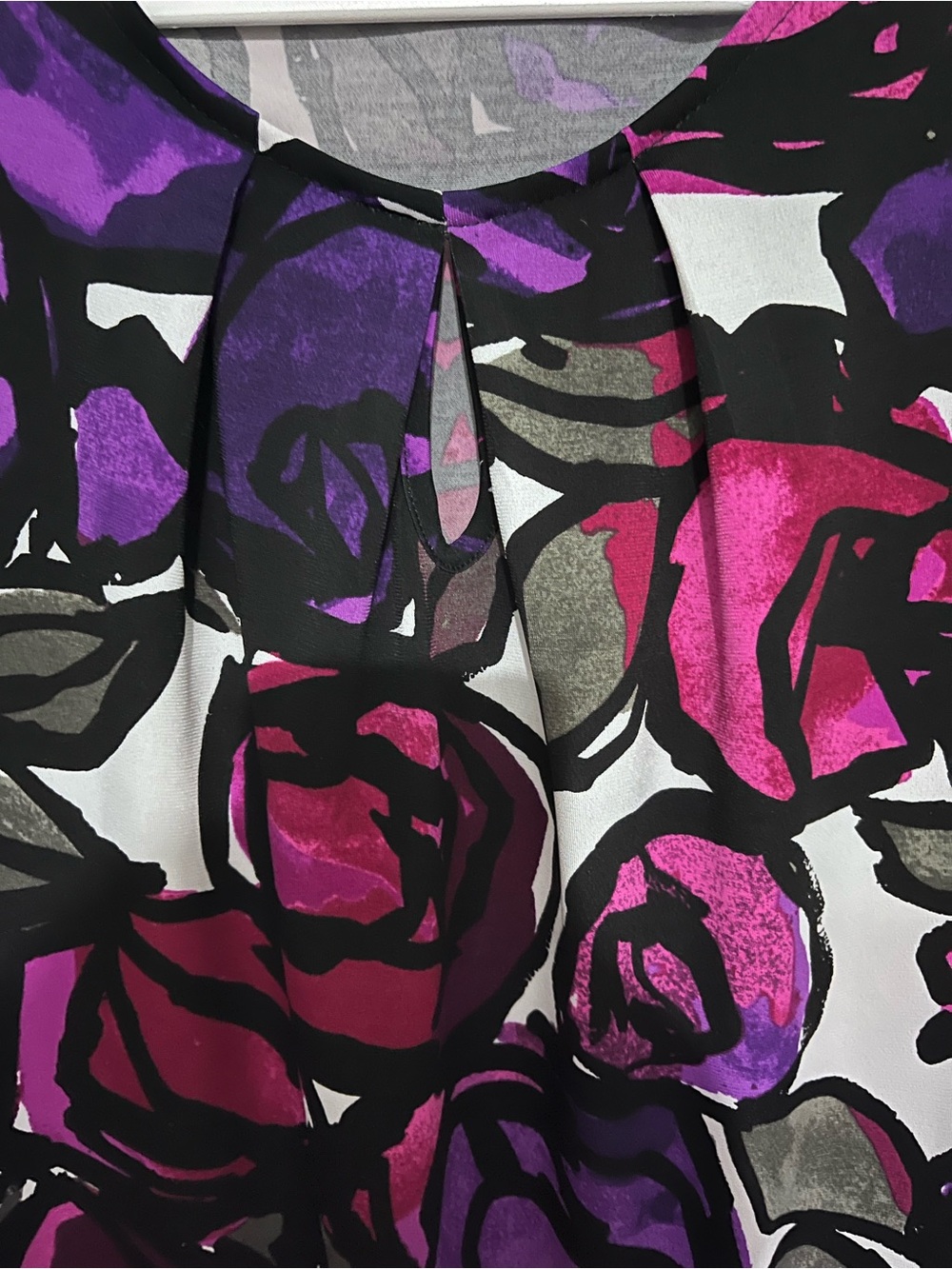 Kasper Floral Sleeveless Camisole in Purple and Fuchsia - Picture 6 of 8